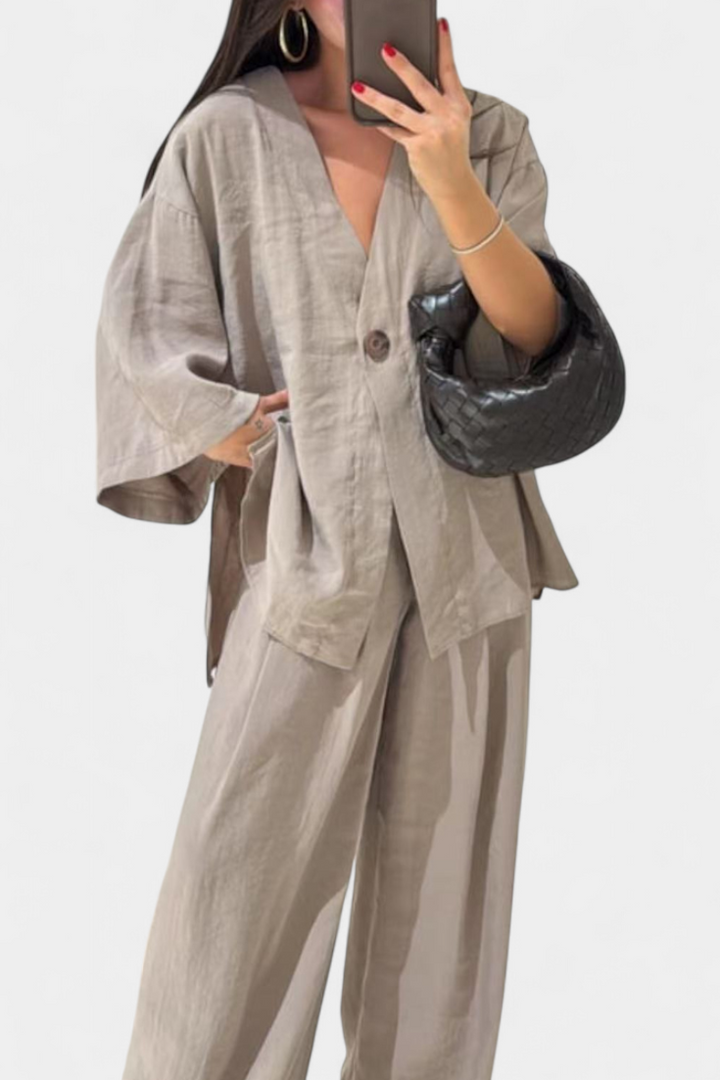 Eli Oversize komplektas su V formos kaklo topu ir tiesiomis kelnėmis