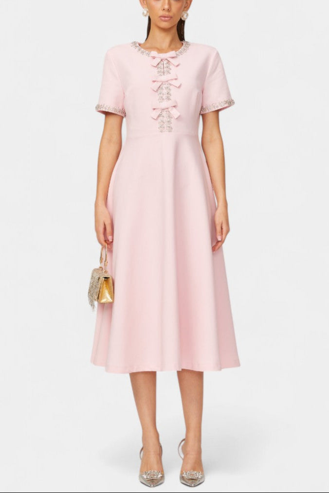 Linda Midi Suknelė su Kristalų Juostele ir Elegantiškais Akcentais