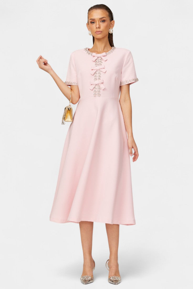 Linda Midi Suknelė su Kristalų Juostele ir Elegantiškais Akcentais