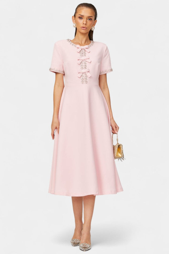 Linda Midi Suknelė su Kristalų Juostele ir Elegantiškais Akcentais