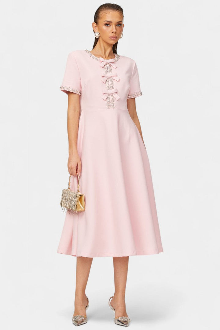 Linda Midi Suknelė su Kristalų Juostele ir Elegantiškais Akcentais