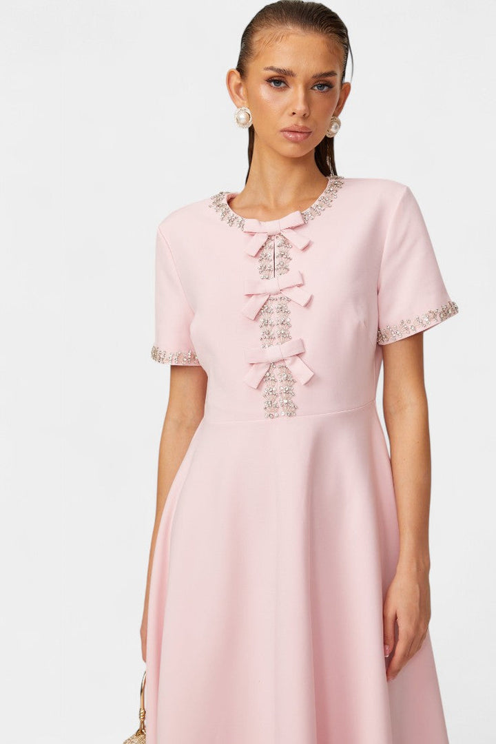 Linda Midi Suknelė su Kristalų Juostele ir Elegantiškais Akcentais
