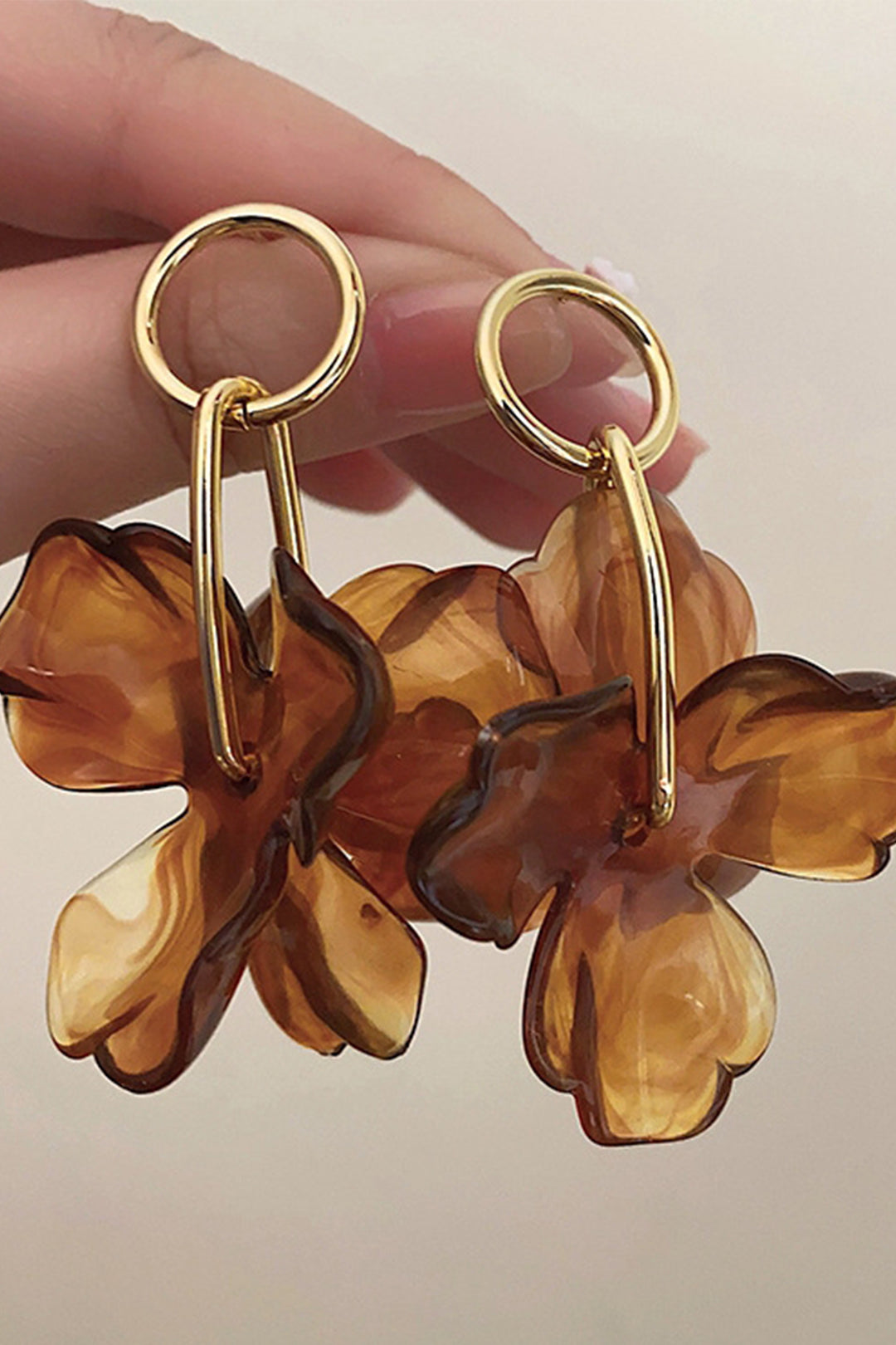 Auskarai su Gėlių Pakabučiu