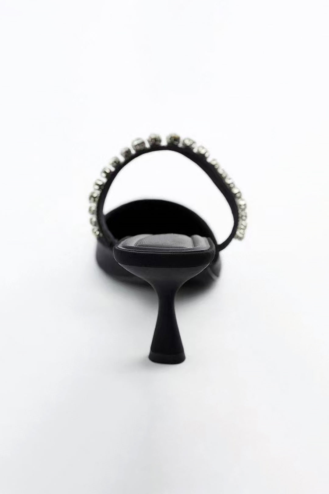 Aukštakulniai sandalai su smailiu priekiu, dekoruoti kristalais