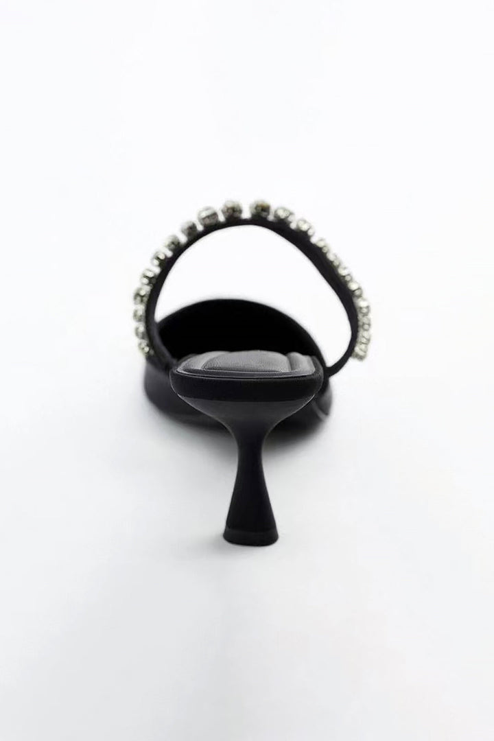 Aukštakulniai sandalai su smailiu priekiu, dekoruoti kristalais