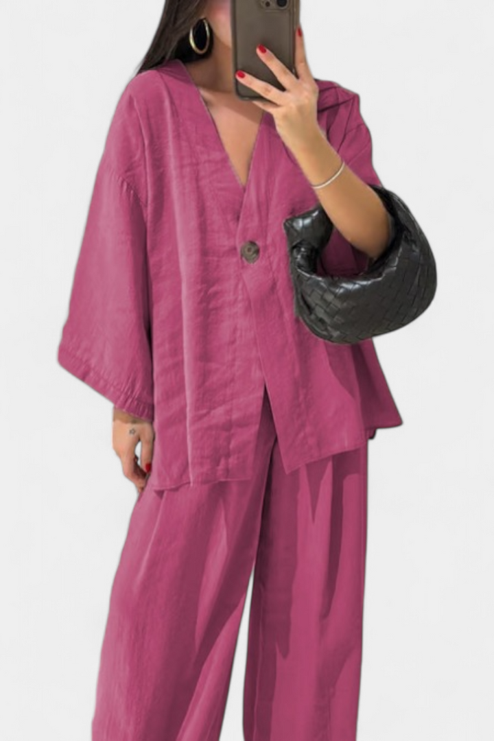 Eli Oversize komplektas su V formos kaklo topu ir tiesiomis kelnėmis