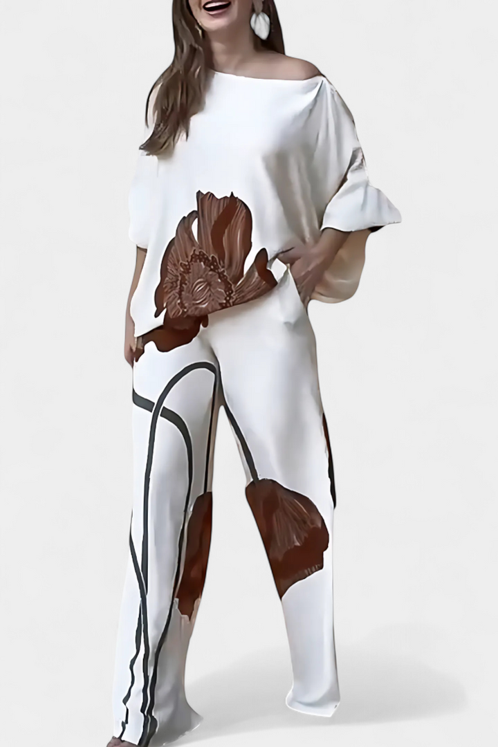 Sybella Dviejų Dalių Gėlių Komplektas su Atviru Petimi ir Tiesiomis Kelnėmis