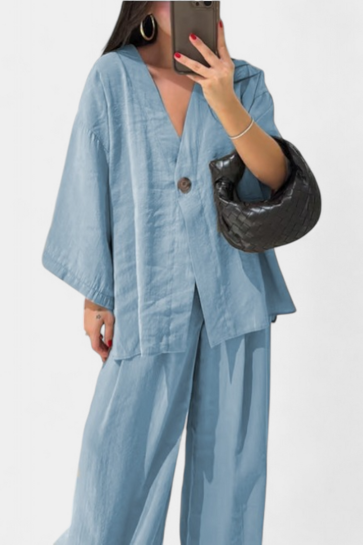 Eli Oversize komplektas su V formos kaklo topu ir tiesiomis kelnėmis