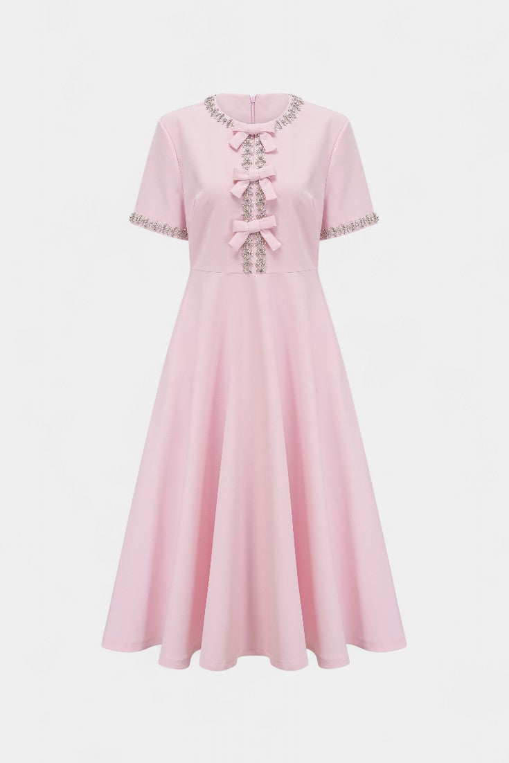 Linda Midi Suknelė su Kristalų Juostele ir Elegantiškais Akcentais
