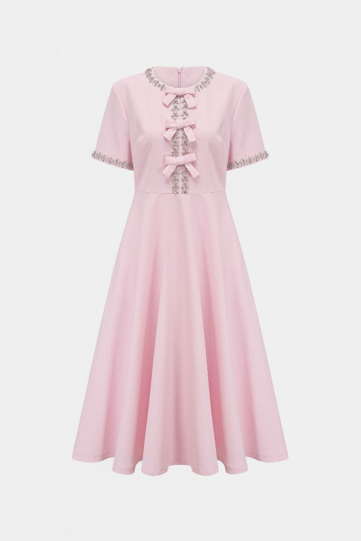 Linda Midi Suknelė su Kristalų Juostele ir Elegantiškais Akcentais
