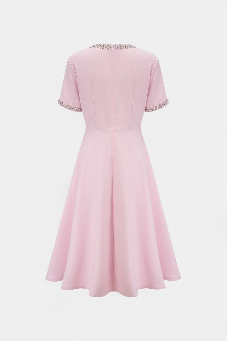 Linda Midi Suknelė su Kristalų Juostele ir Elegantiškais Akcentais