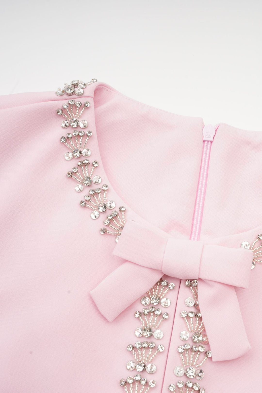 Linda Midi Suknelė su Kristalų Juostele ir Elegantiškais Akcentais