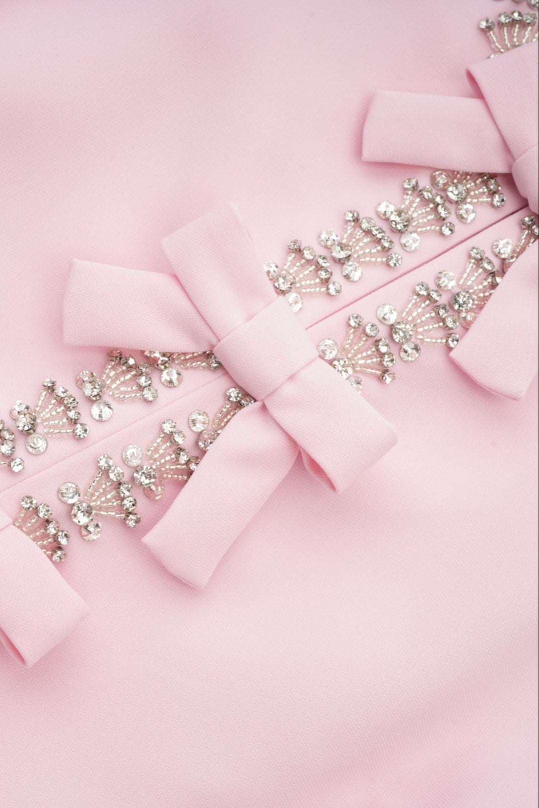 Linda Midi Suknelė su Kristalų Juostele ir Elegantiškais Akcentais