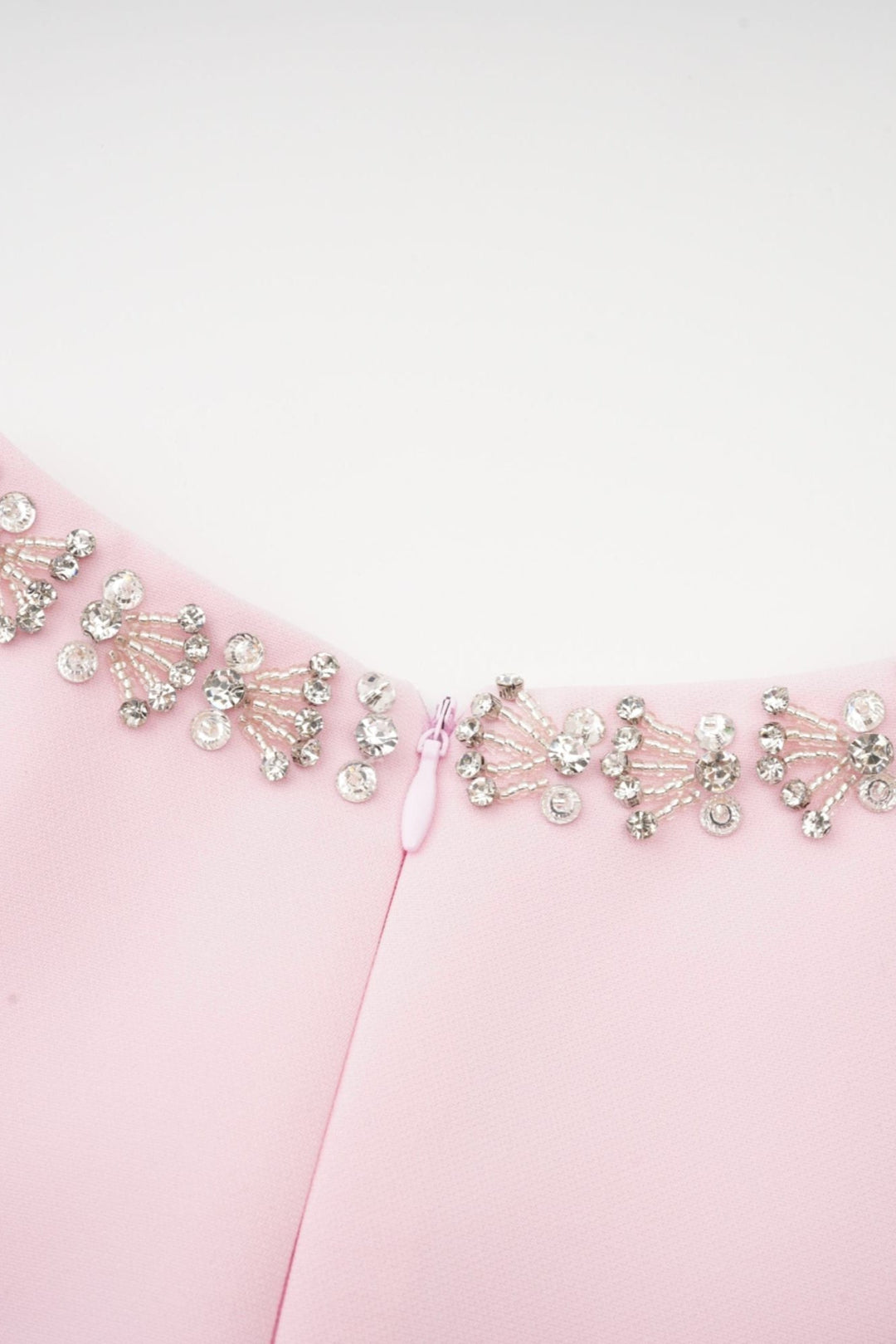 Linda Midi Suknelė su Kristalų Juostele ir Elegantiškais Akcentais