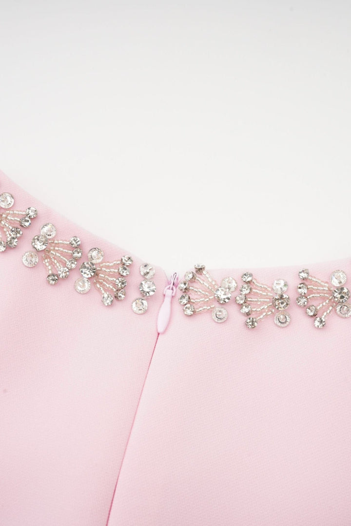 Linda Midi Suknelė su Kristalų Juostele ir Elegantiškais Akcentais