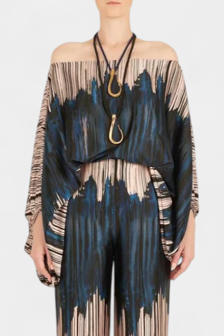 Sybella Dviejų Dalių Komplektas su Atvirais Pečiais ir Plataus Kirpimo Kelnėmis su Raštu