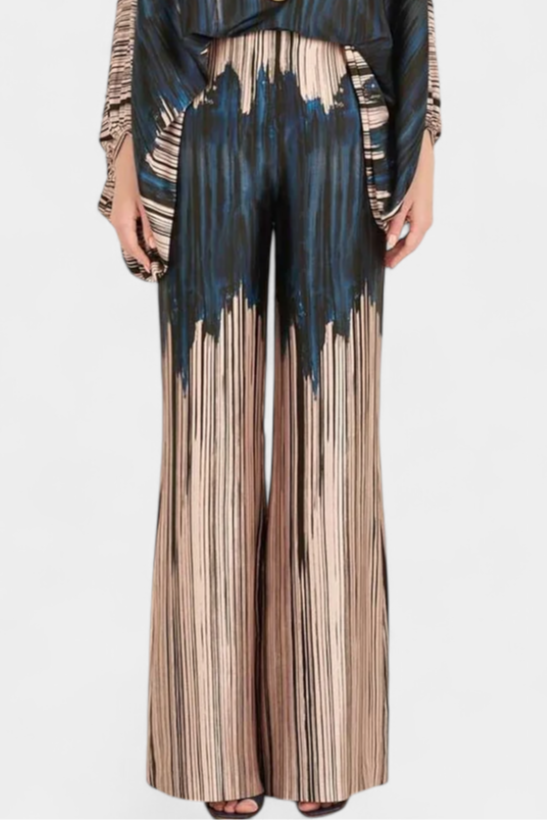 Sybella Dviejų Dalių Komplektas su Atvirais Pečiais ir Plataus Kirpimo Kelnėmis su Raštu