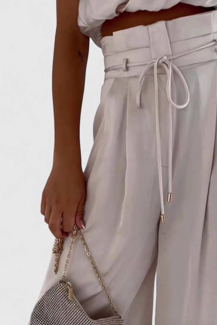 Helira Dviejų Dalių Komplektas su Laidžiu Topu ir Palazzo Kelnėmis