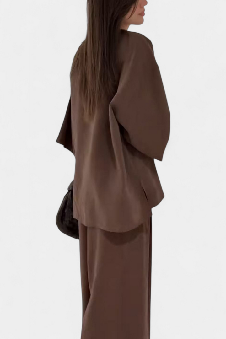 Eli Oversize komplektas su V formos kaklo topu ir tiesiomis kelnėmis