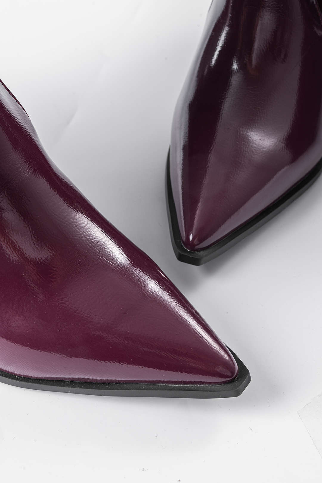 Botas de pele sintética com fechos e bico fino