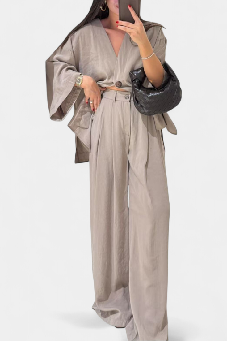 Eli Oversize komplektas su V formos kaklo topu ir tiesiomis kelnėmis