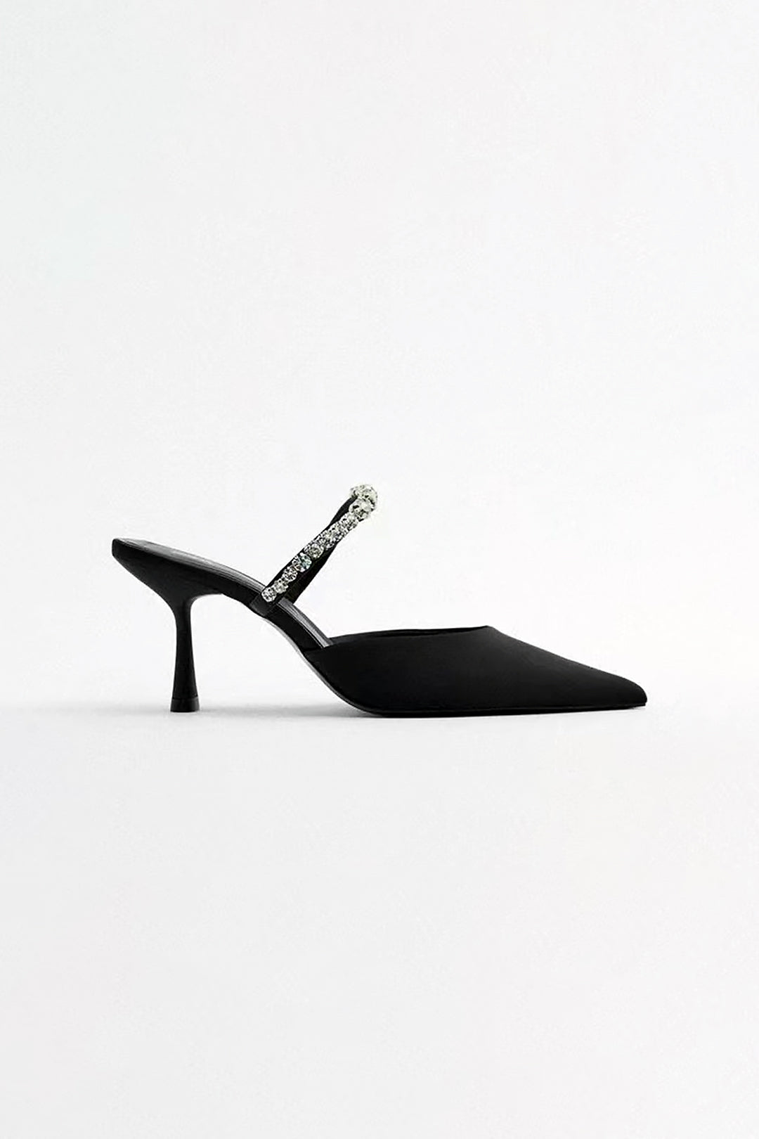 Aukštakulniai sandalai su smailiu priekiu, dekoruoti kristalais