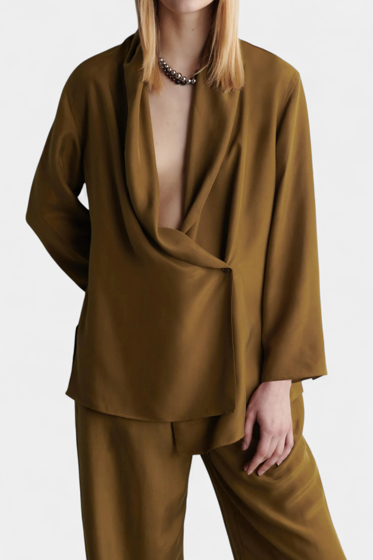 Sue švarkas su siaurais atlapais ir suderintomis kelnėmis