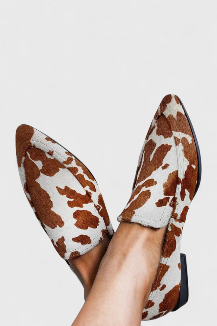 Loafers Grecia em pele com salto baixo e bico afiado