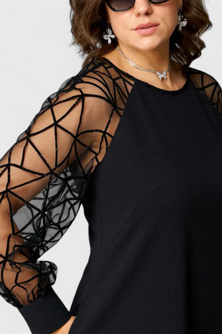 Vestido Bellezza Preto com Mangas de Renda e Corte Solto