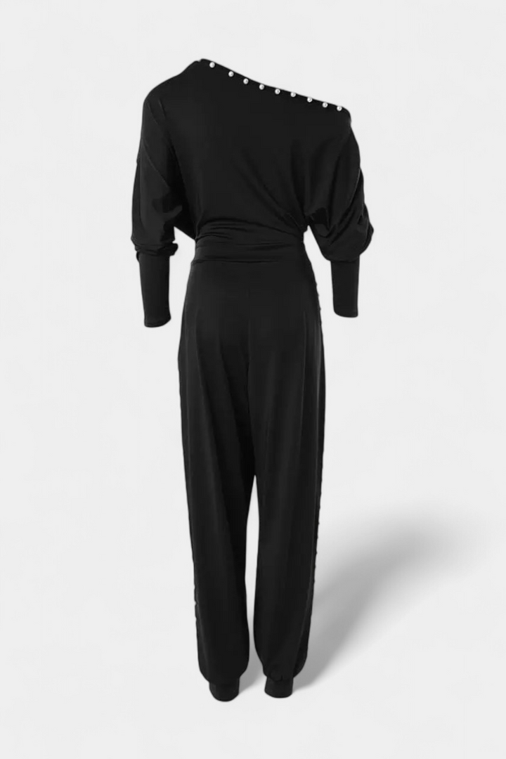 Brina Mono su Atviru Petimi ir Perlų Detalizacija