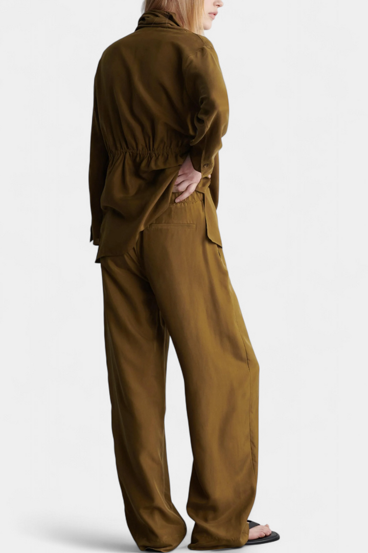 Sue švarkas su siaurais atlapais ir suderintomis kelnėmis