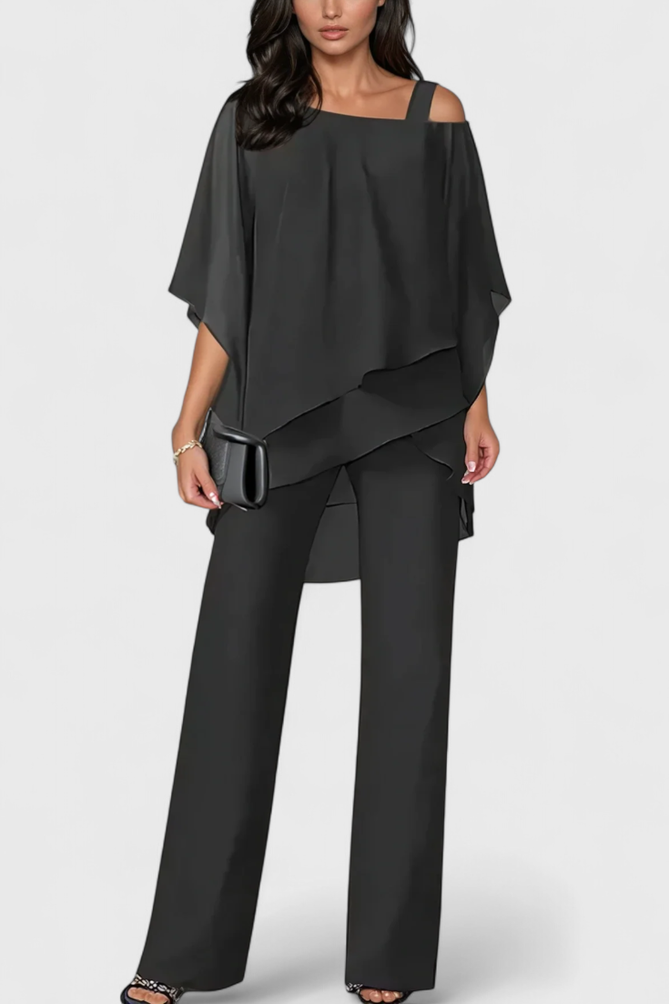 Katės Dviejų Dalių Komplektas su Atvirais Petnešomis ir Plūstančiu Siluetu