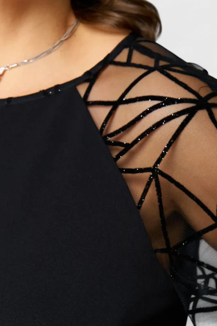 Vestido Bellezza Preto com Mangas de Renda e Corte Solto