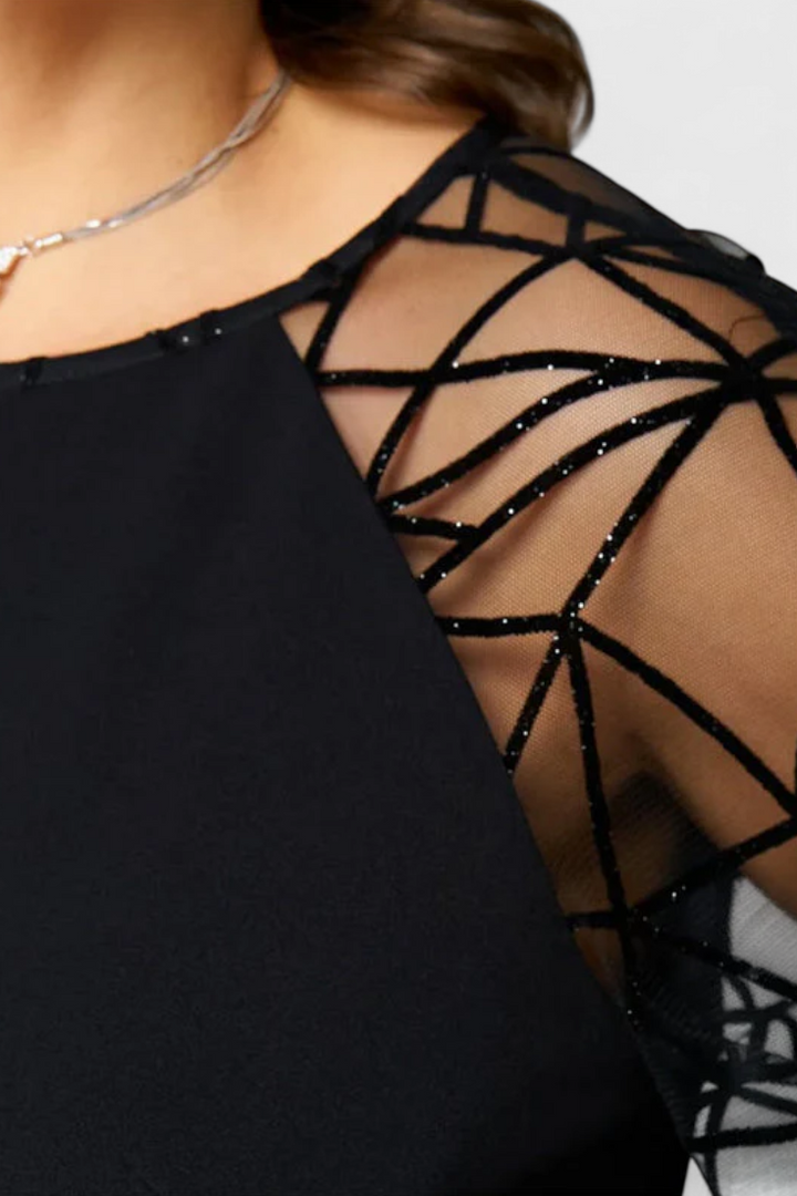 Vestido Bellezza Preto com Mangas de Renda e Corte Solto