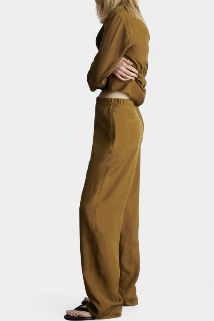 Sue švarkas su siaurais atlapais ir suderintomis kelnėmis