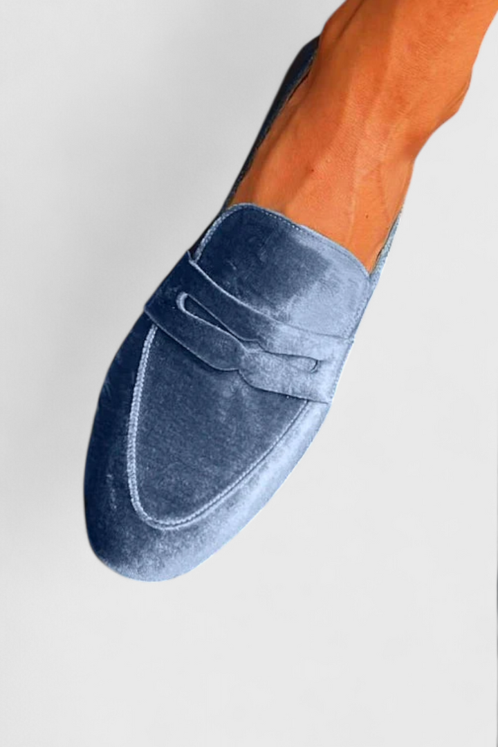 Mocasins de Veludo Azul com Detalhes em Patchwork e Bico Redondo
