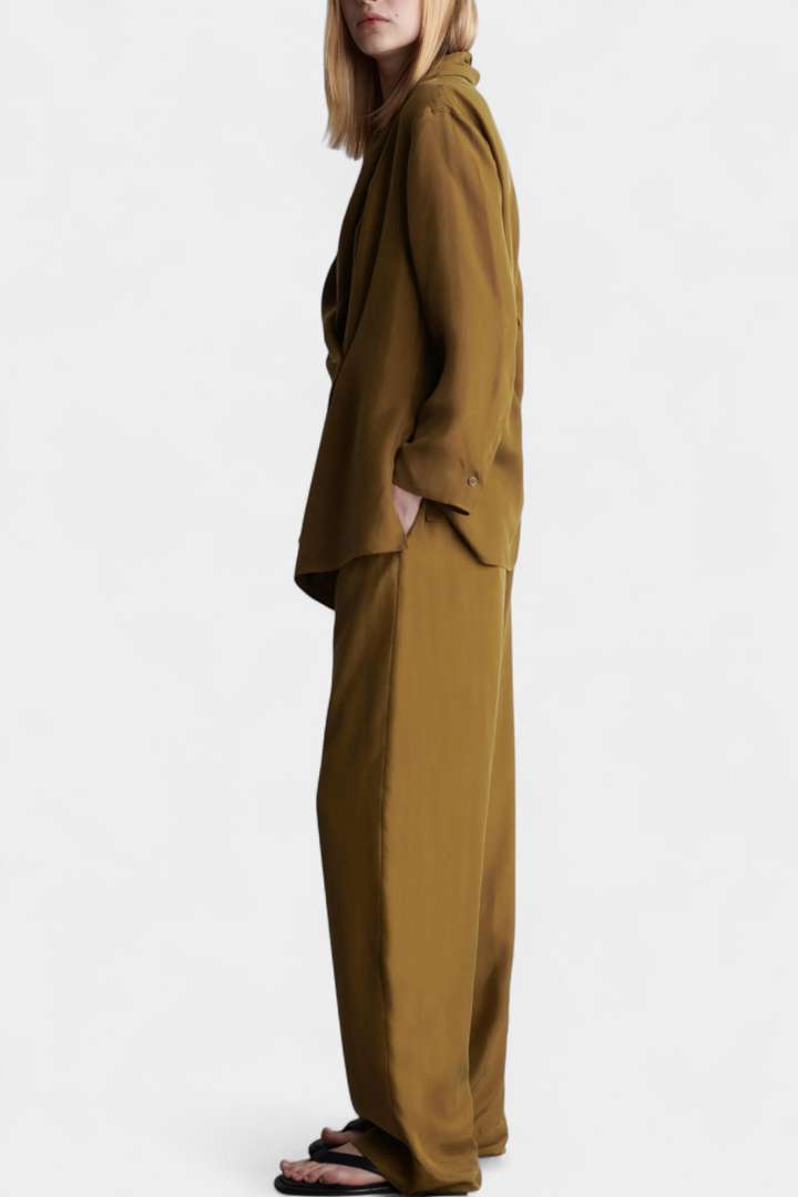 Sue švarkas su siaurais atlapais ir suderintomis kelnėmis