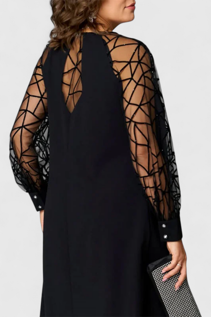 Vestido Bellezza Preto com Mangas de Renda e Corte Solto