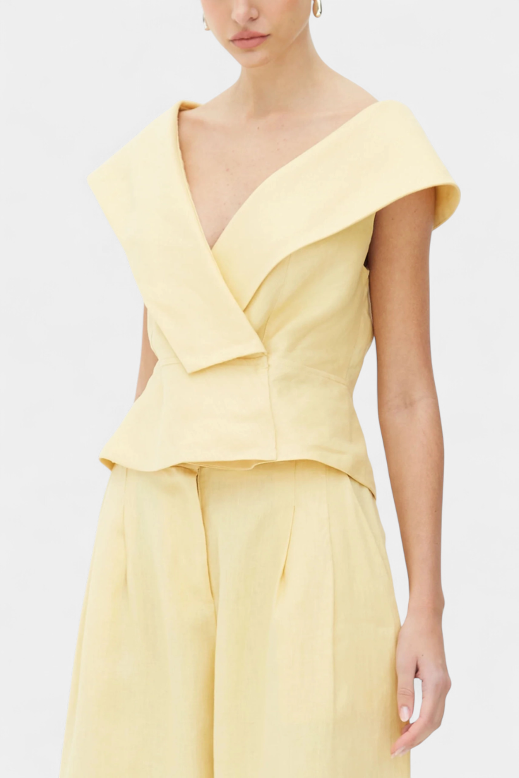 Blusa assimétrica Hayden e calças palazzo