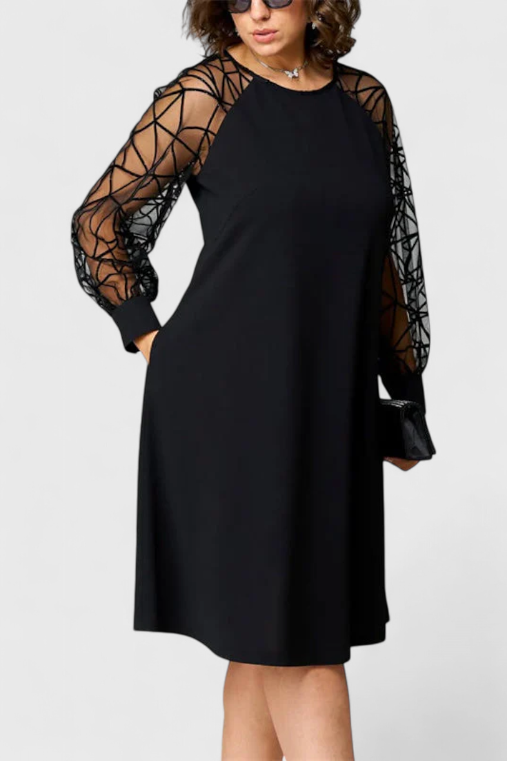 Vestido Bellezza Preto com Mangas de Renda e Corte Solto