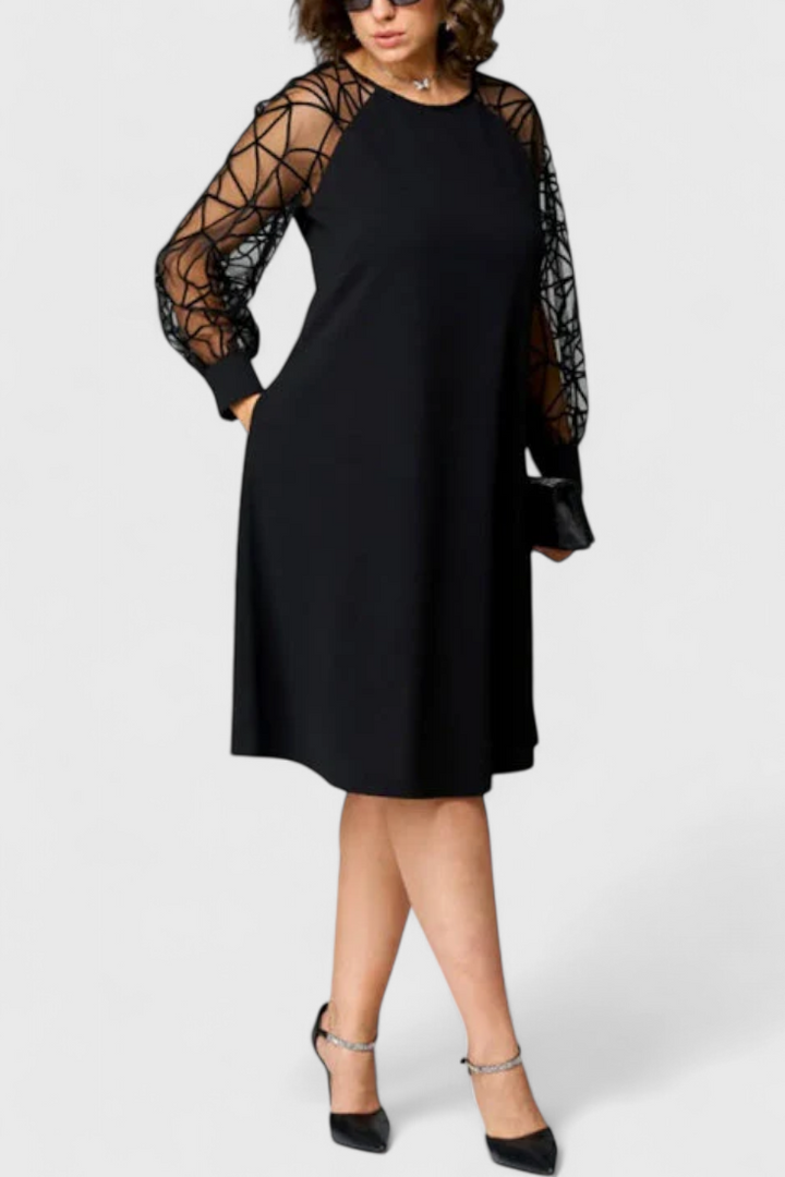 Vestido Bellezza Preto com Mangas de Renda e Corte Solto