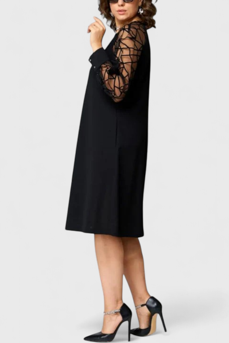 Vestido Bellezza Preto com Mangas de Renda e Corte Solto