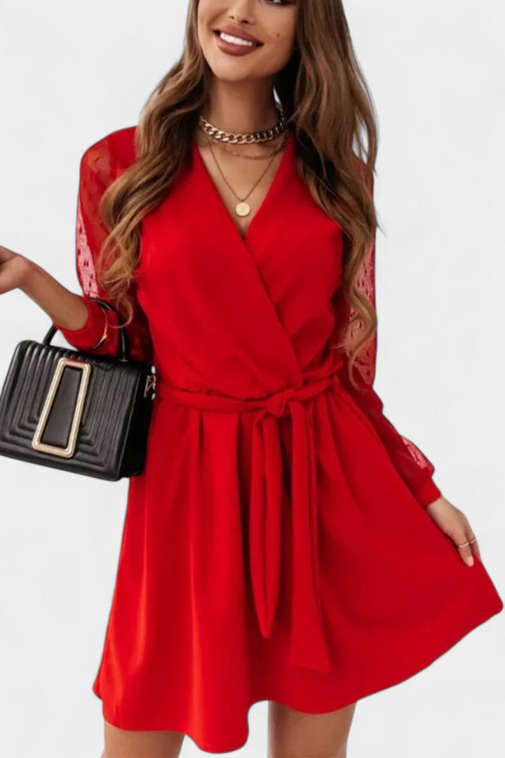 Kalandra Mini Suknelė Elegantišku ar Sofistikuotu Dekolte ir Patraukliu Siluetu