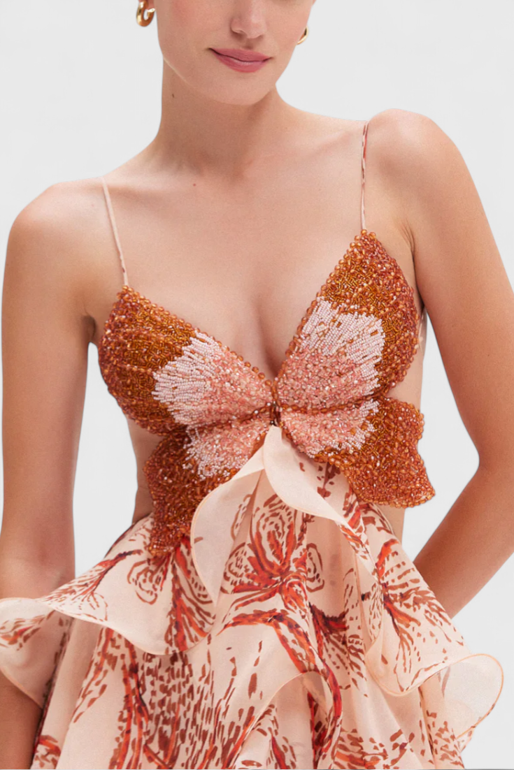 Vestido Juliette com Volantes e Decote em Forma de Pedra Preciosa