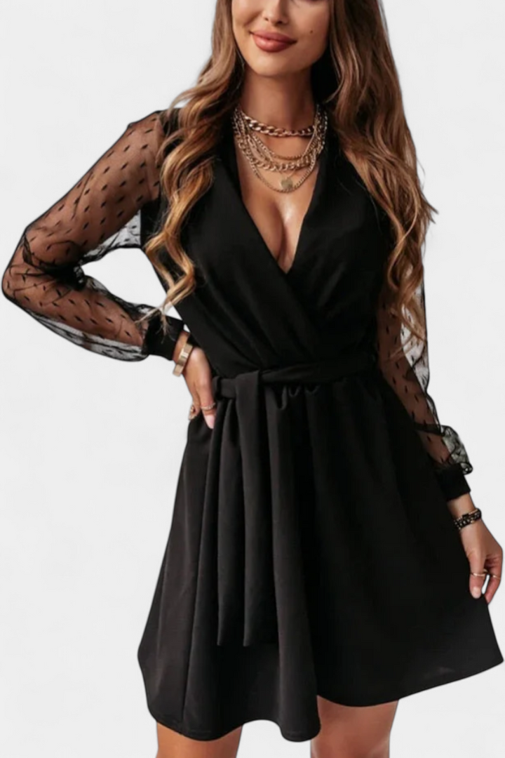 Kalandra Mini Suknelė Elegantišku ar Sofistikuotu Dekolte ir Patraukliu Siluetu