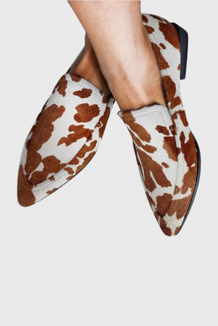 Loafers Grecia em pele com salto baixo e bico afiado