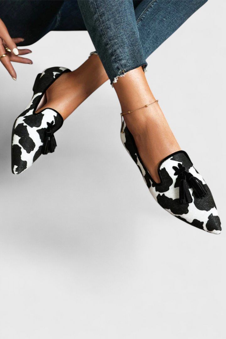 Fermina Loafers Elegantes com Bico Fino e Design Bicolor