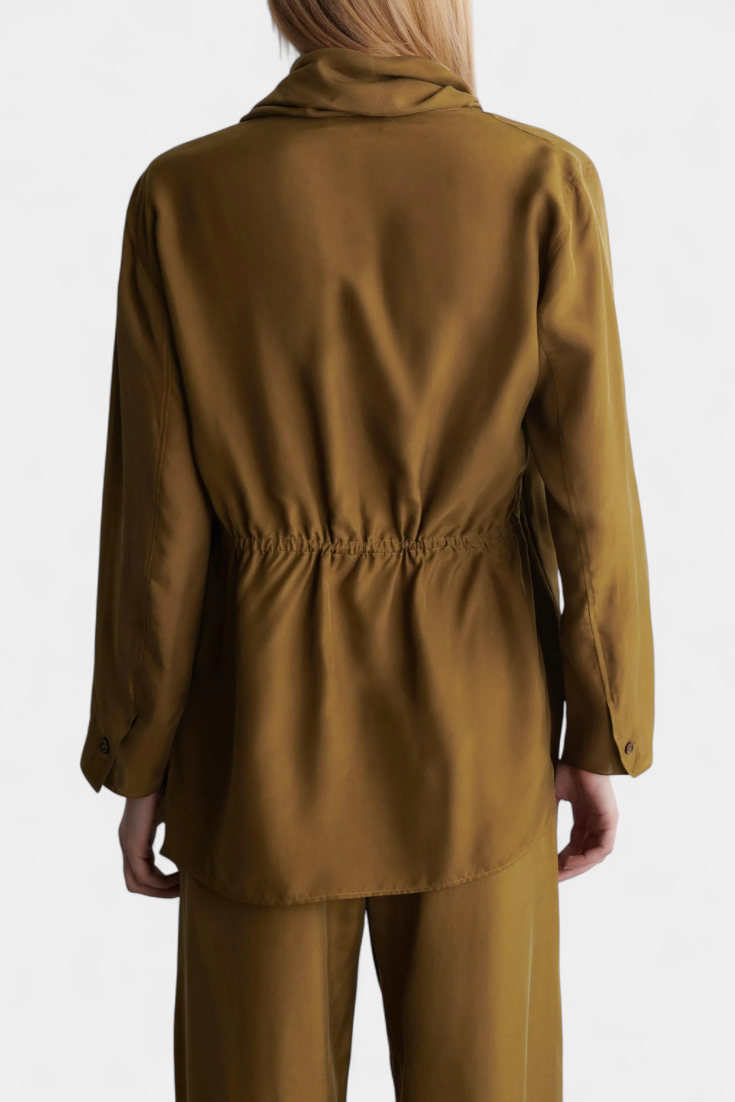 Sue švarkas su siaurais atlapais ir suderintomis kelnėmis