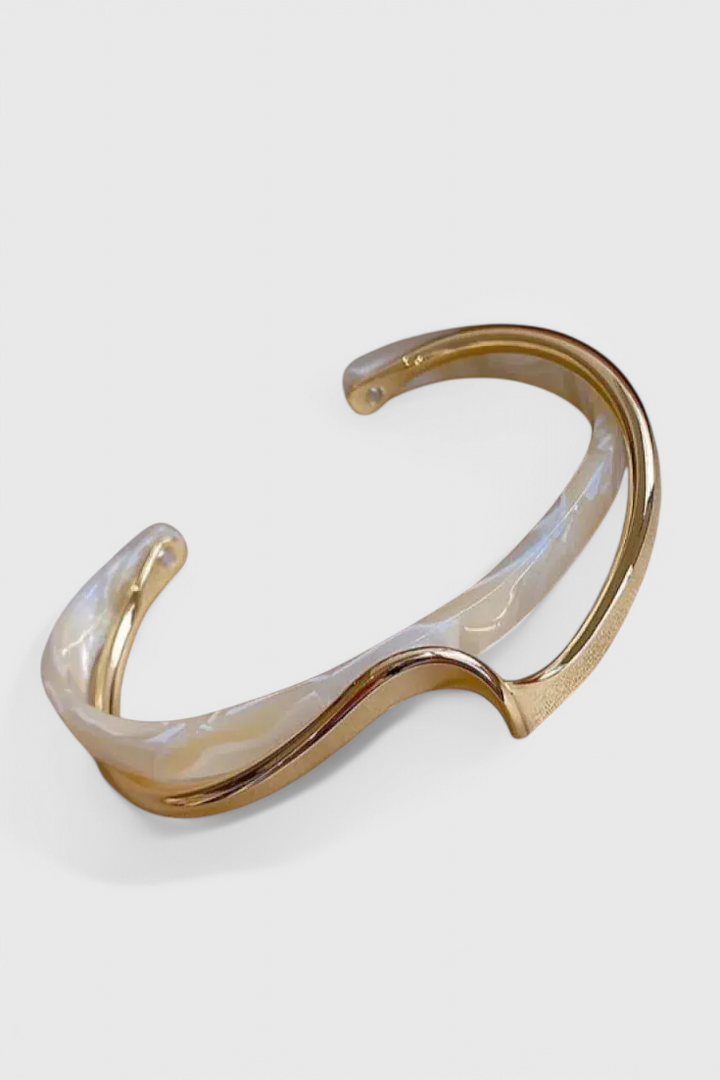 Pulseira Elegante de Opala Branca com Acabamento Dourado